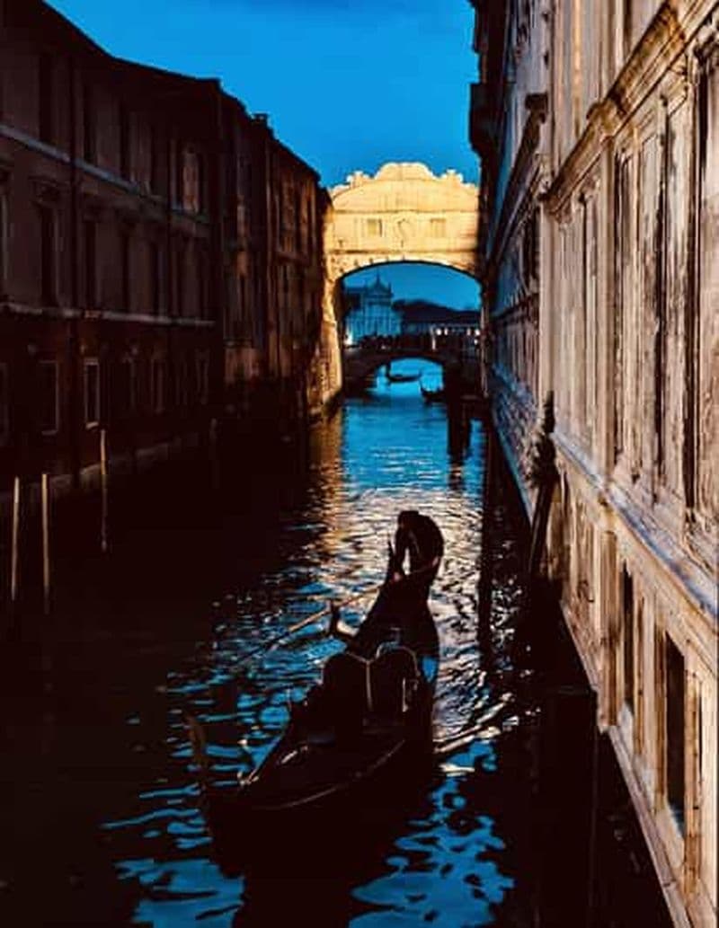 Billet Venise : une balade romantique en gondole sous le pont des Soupirs