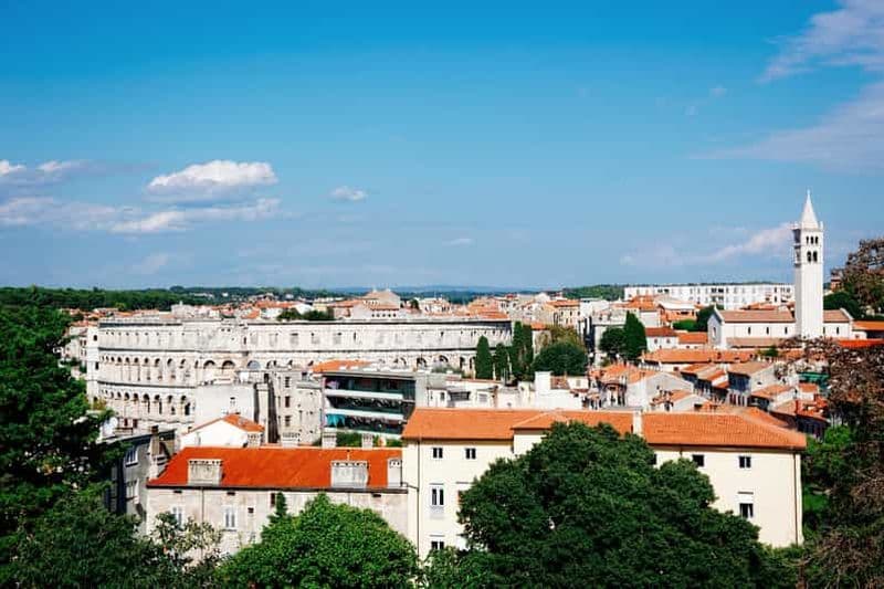 Billet Les merveilles hivernales de Pula : Un voyage de Noël à travers le temps
