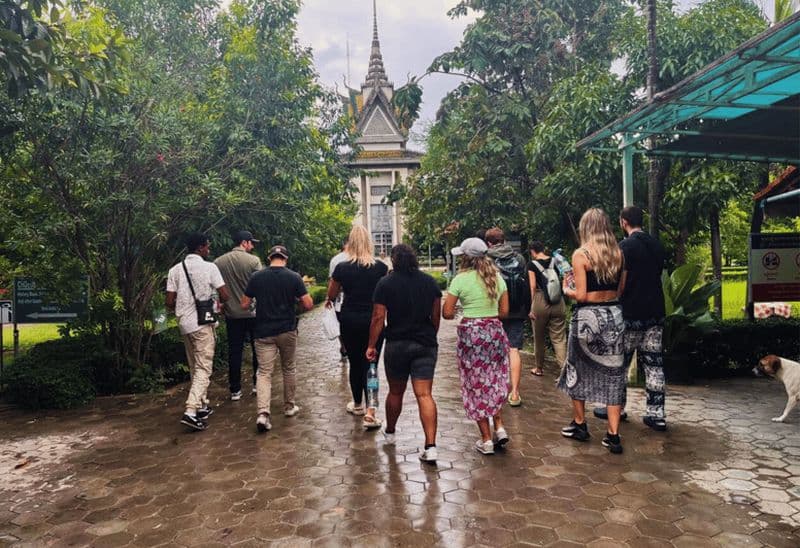 Billet S21 et visite des champs de la mort avec déjeuner et boisson khmers