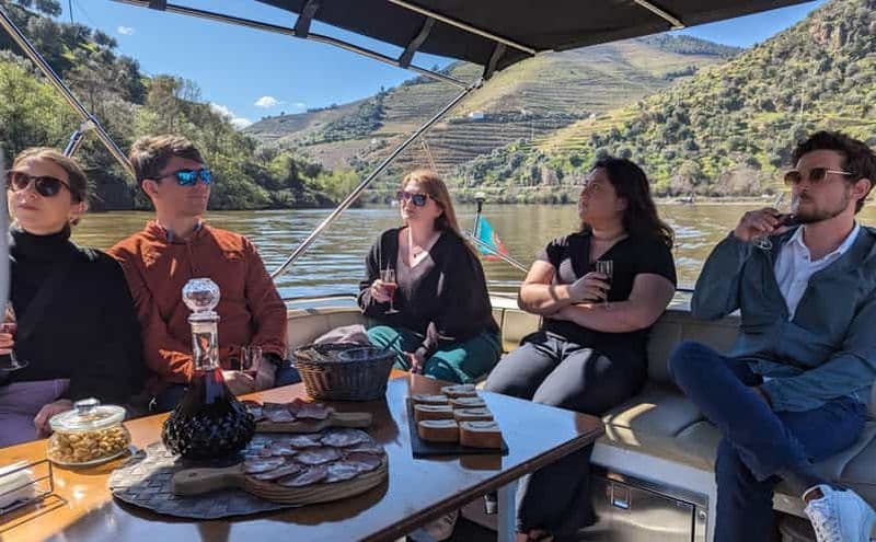 Au départ de Porto : dégustations dans deux caves, déjeuner du chef et excursion en bateau.