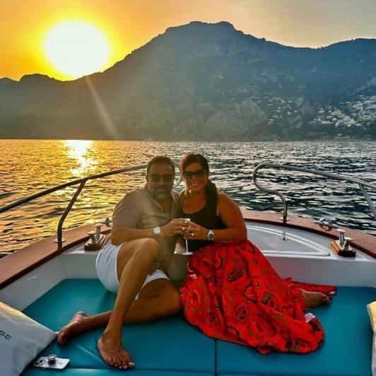 Au départ d'Amalfi : croisière romantique au coucher du soleil vers Positano avec Prosecco