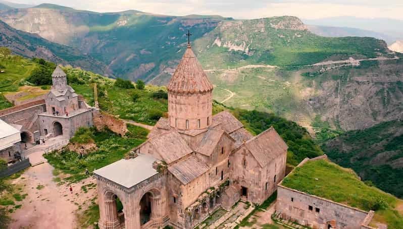 Erevan : Visite de Khndzoresk, du monastère de Tatev et de la cascade de Shaki