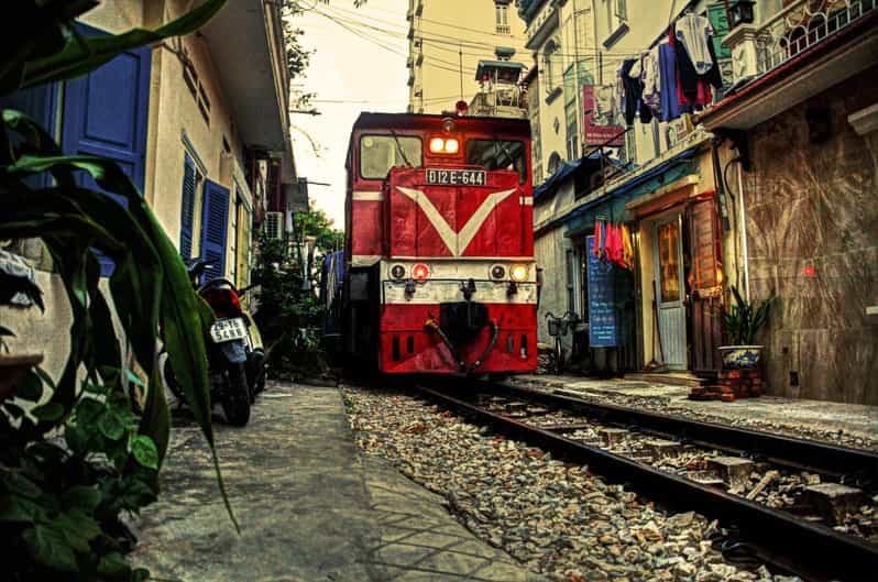 HANOI : LA RUE DU TRAIN ET LE TEMPLE DE LA LITTERATURE EN MOTOCYCLETTE