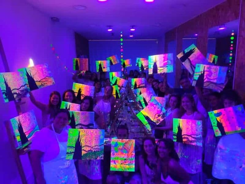 Billet Madrid : Cours de peinture et de dégustation à l'Académie Wine Gogh Glow