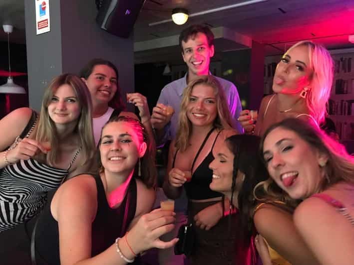 Pub Crawl Barcelona : shots gratuits et entrée dans un club VIP