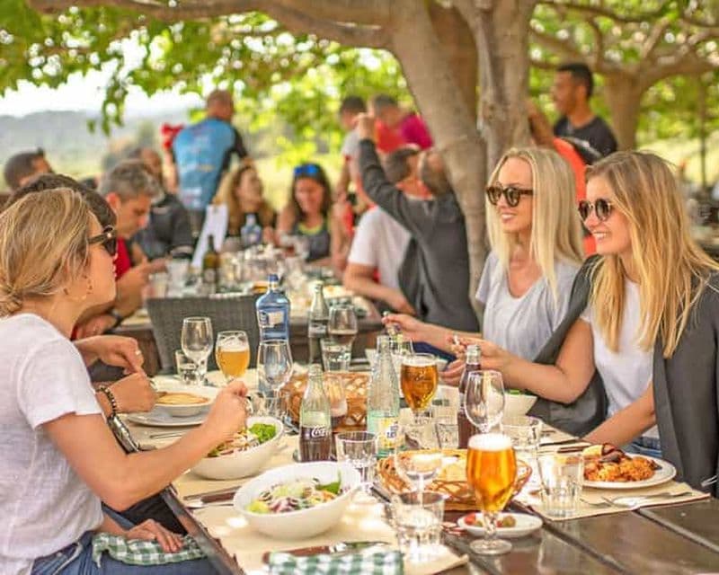 Billet Barcelone : visite de Montserrat et déjeuner dans une ferme en petit groupe