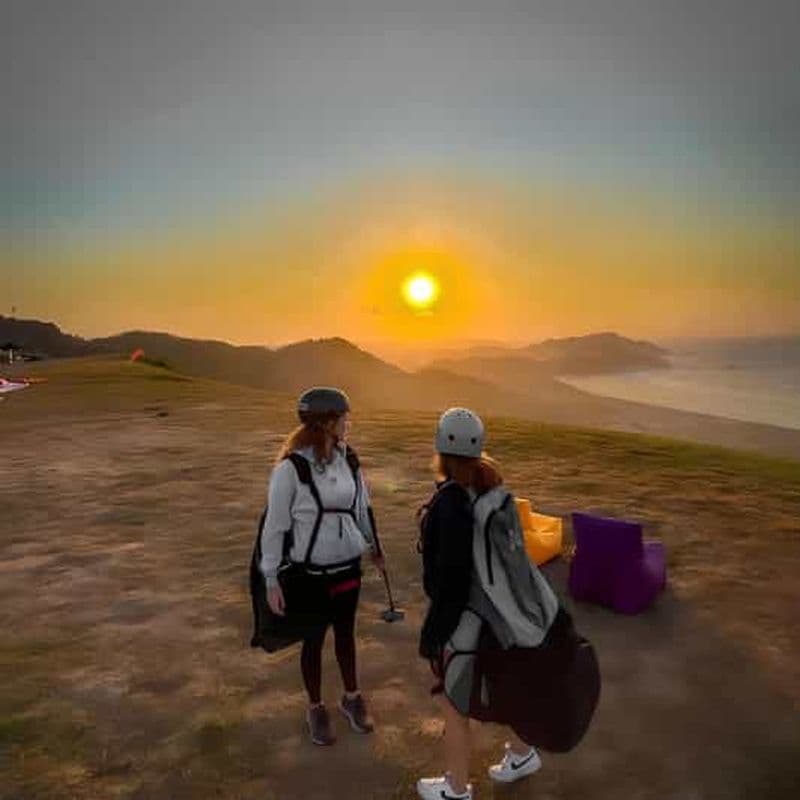 "Sky, Weaves & Waves : Parapente, Sukarara et Mawun".