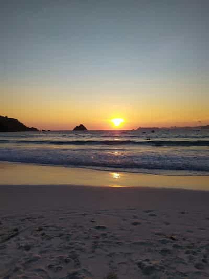 Lombok : Excursion d'une journée aux chutes d'eau, à la plage et au village de tissage
