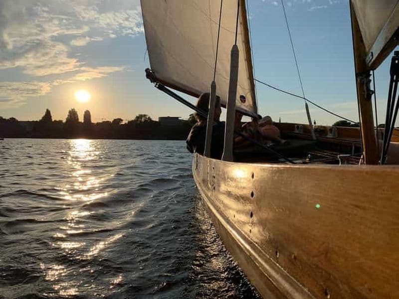 Hambourg : Excursion en bateau à voile sur l'Alster avec coucher de soleil