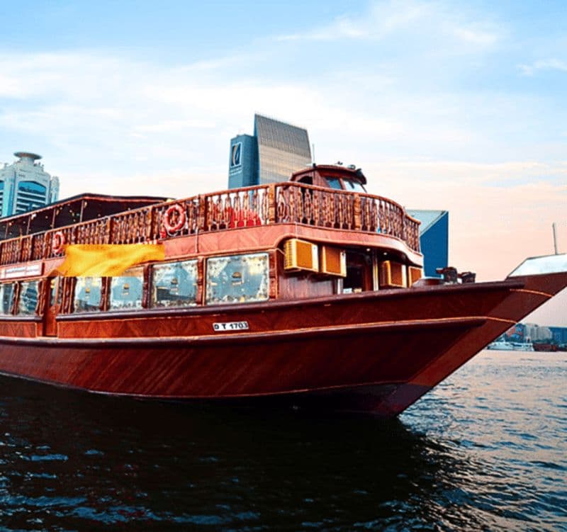 Billet Dubaï : croisière en boutre avec dîner de style arabe et 4 spectacles de danse