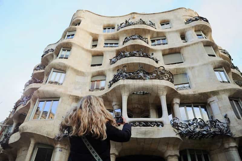 Billet Barcelone : visite privée de La Pedrera avec billet pour la Casa Batlló