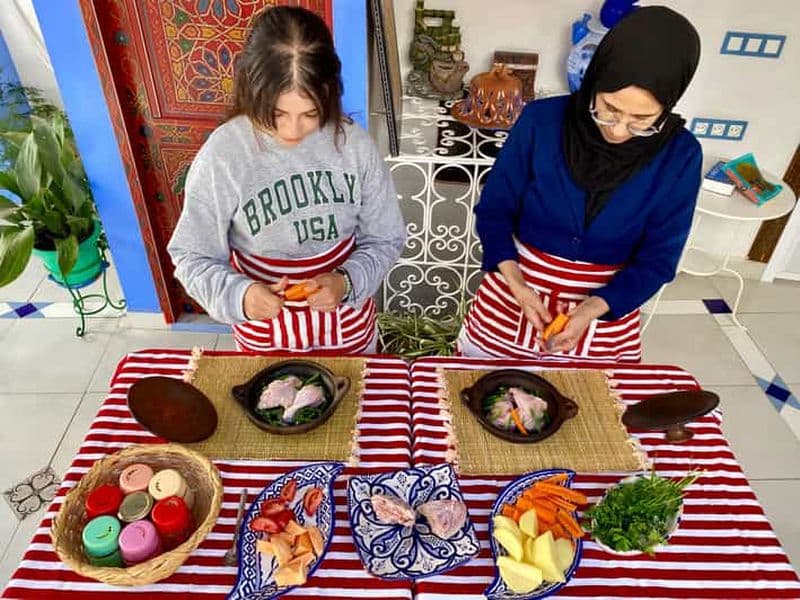 Billet Cours de cuisine marocaine avec une famille locale et visite du marché