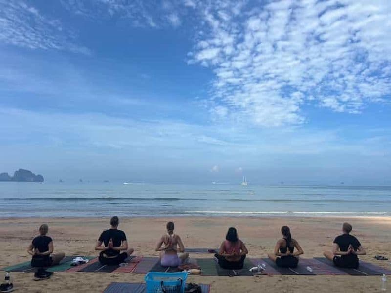 Krabi : Cours d'équilibre de yoga au lever du soleil