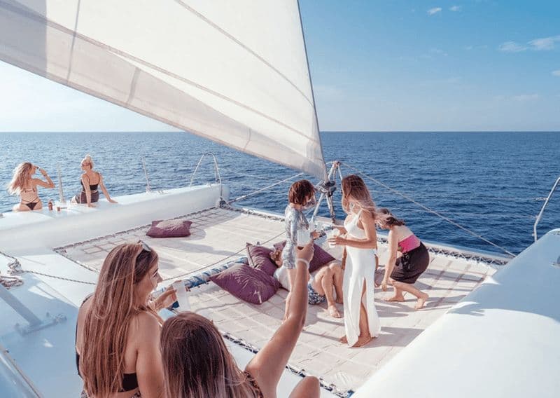 Billet Barcelone : croisière en voilier et passeport pour la vie nocturne