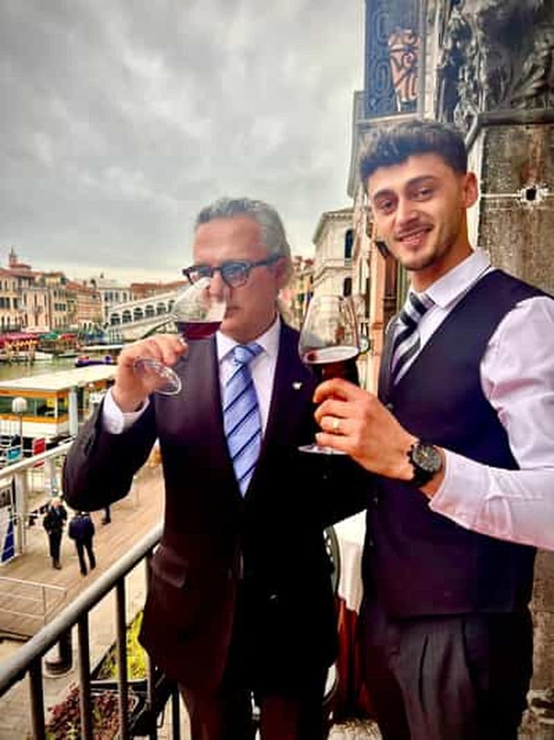 Billet Venise : un bon vin sur le Grand Canal, avec vue sur le pont du Rialto