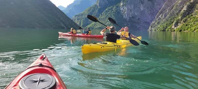 Billet Excursion en kayak sur le lac Komani avec déjeuner