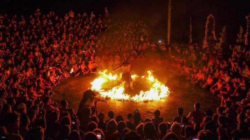 Bali : Visite privée du temple d'Uluwatu au coucher du soleil et de la danse du feu Kecak
