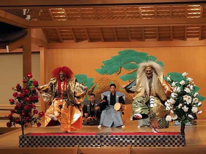 Nara : Assistez à la plus ancienne pièce de théâtre du monde, "Nôgaku", dans le parc de Nara.