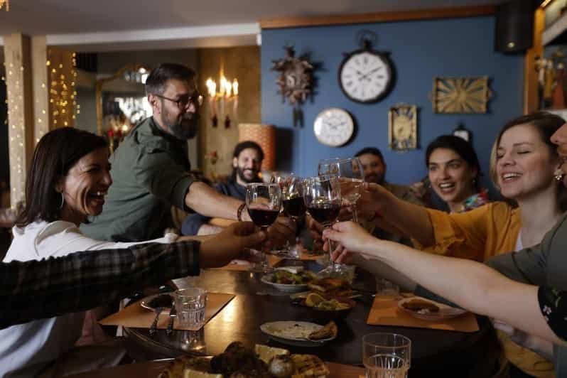 Thisio : Opa ! Musique live et destruction d'assiettes dans le cadre d'une fiesta grecque