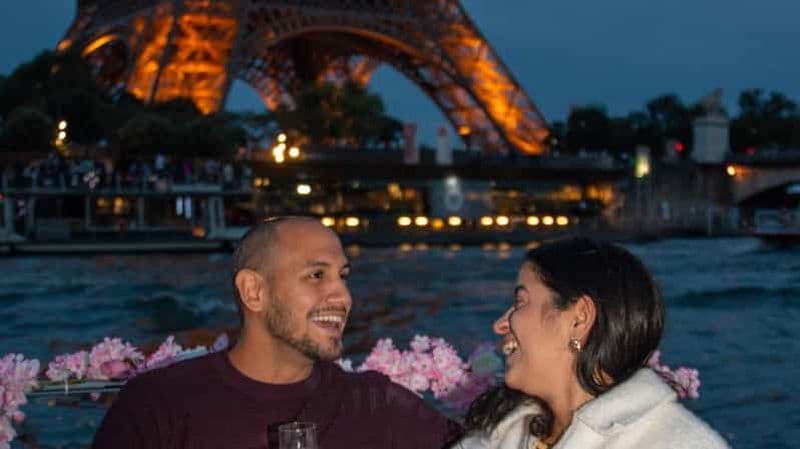 Billet Paris : Festive Seine Cruise with Champagne and Charcuterie