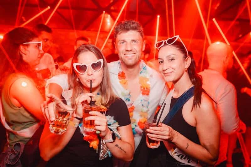 Billet Barcelone NYE : 1.5h Boissons gratuites, Tapas & Entrée VIP 2 Beach club