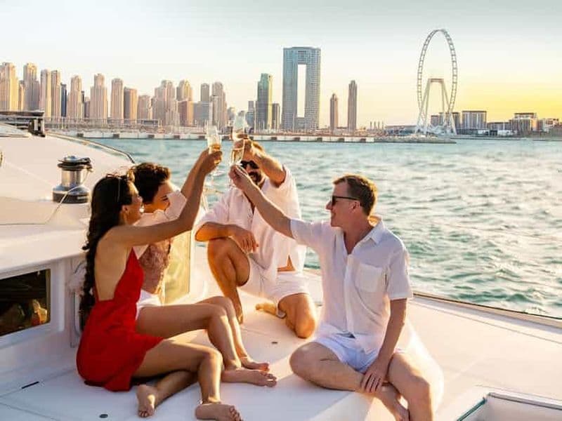 Billet Dubaï : Excursion en yacht de luxe au coucher du soleil avec collations et boissons