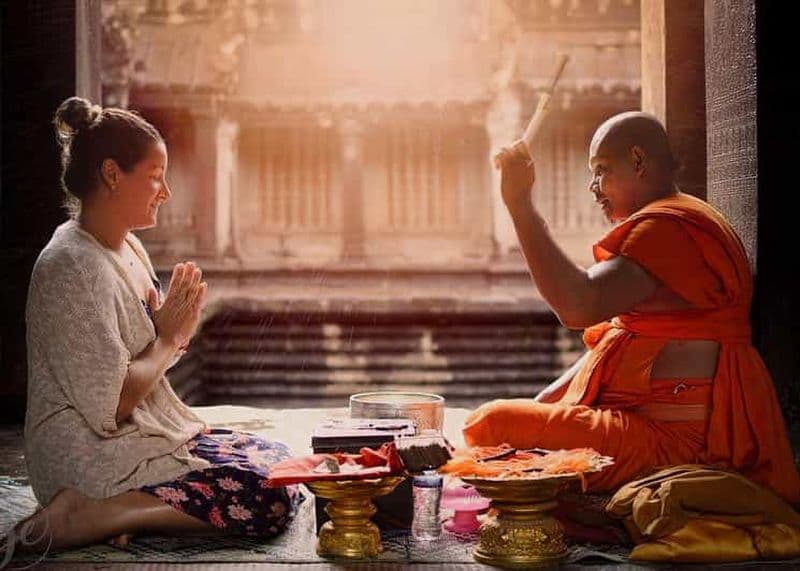 Billet Siem Reap : bénédiction bouddhiste cambodgienne de l'eau et marché local