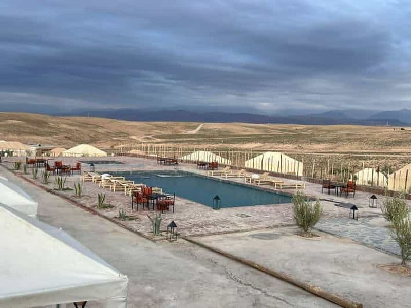 Billet Marrakech : Journée piscine unique dans le désert d'Agafay avec déjeuner