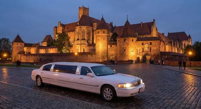 Billet Gdańsk : visite de nuit du château de Malbork en limousine avec vin