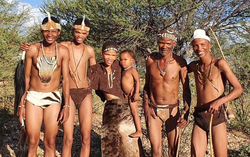 Windhoek : Marche des Bushman avec les San