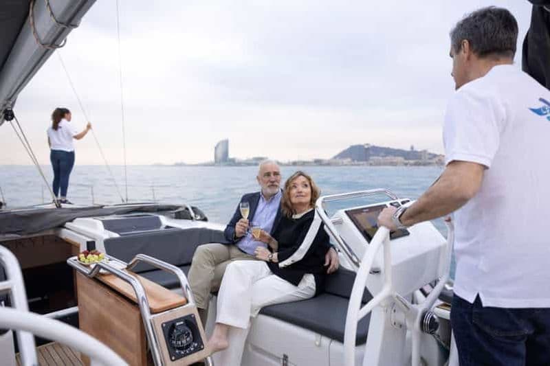Billet Barcelone : expérience de navigation sur un voilier de luxe depuis Port Olimpic