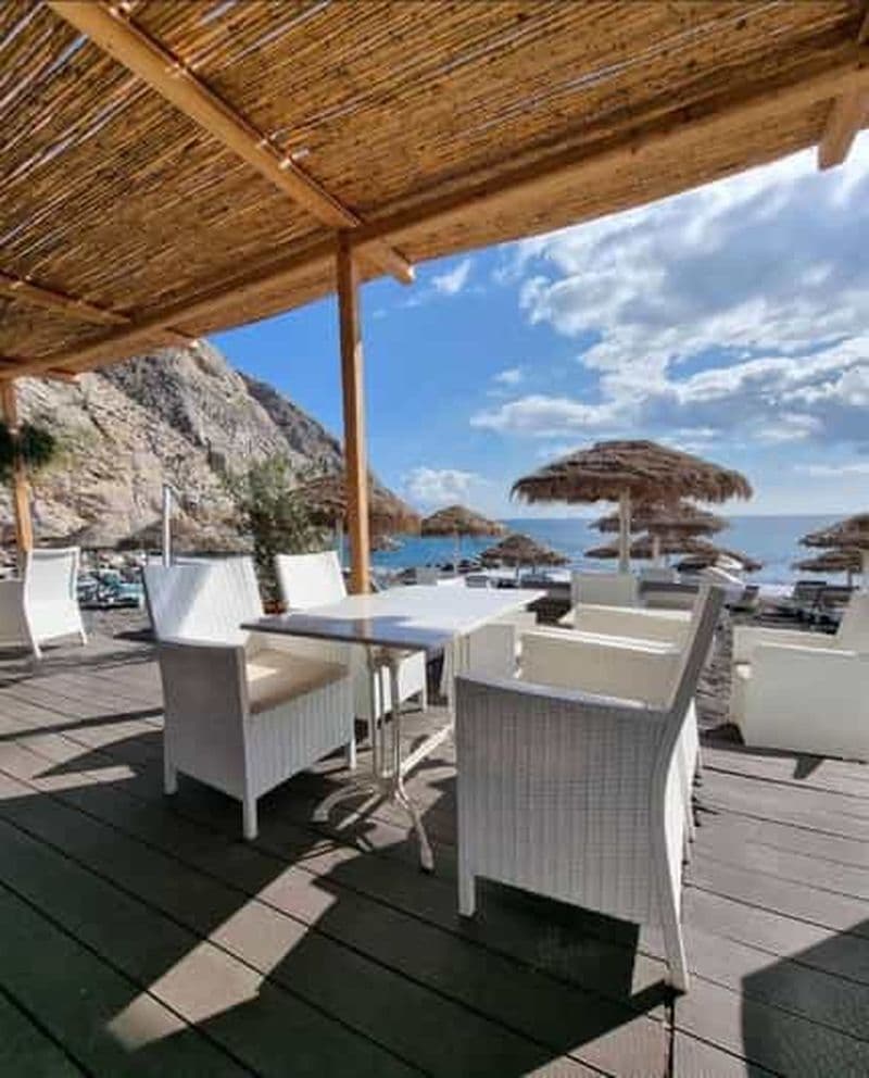 Perissa : Lit de bronzage sur la plage noire avec forfait boissons et snacks