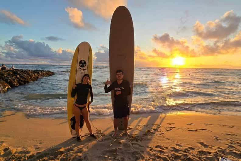 Oahu : Leçon de surf privée pour débutants à Waikiki - Guide féminin