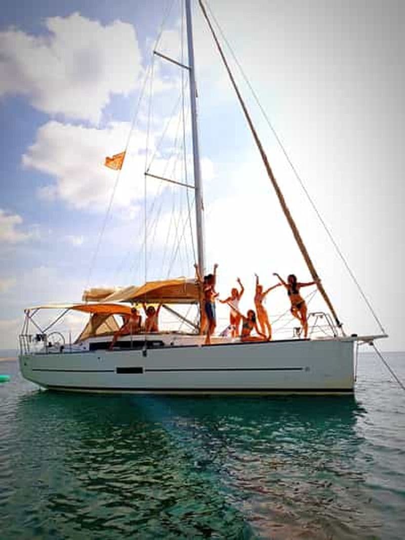 Alghero : Croisière quotidienne à la voile avec déjeuner à bord