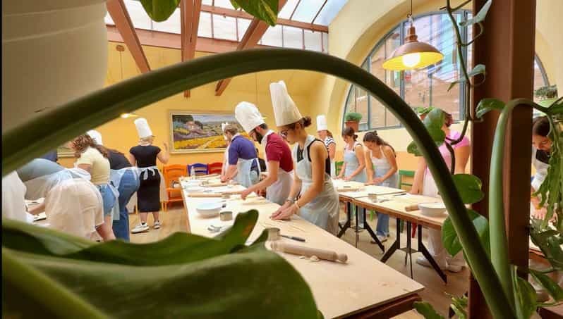 Sienne : Cours de cuisine sur les pâtes et le Tiramisu avec du vin