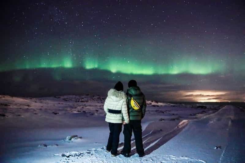 Depuis Reykjavik : visite en bus des aurores boréales avec chocolat chaud