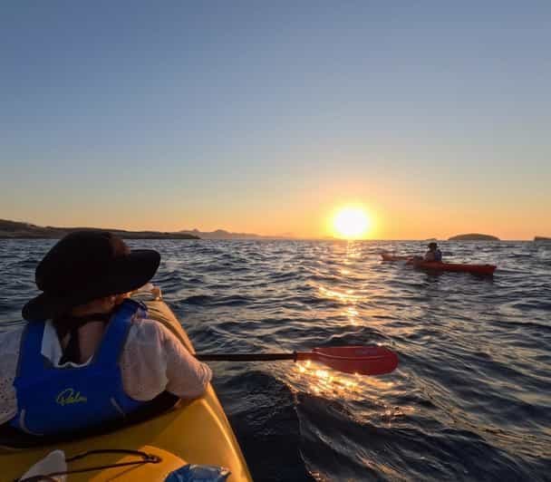 Milos : Excursions romantiques semi-privées en kayak au coucher du soleil