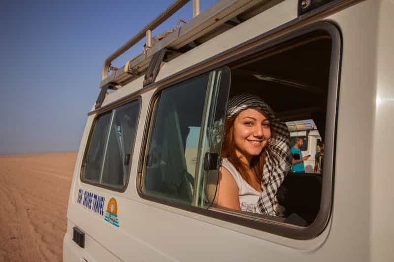 Hurghada : safari de 6 heures en jeep dans le désert, dîner et spectacle