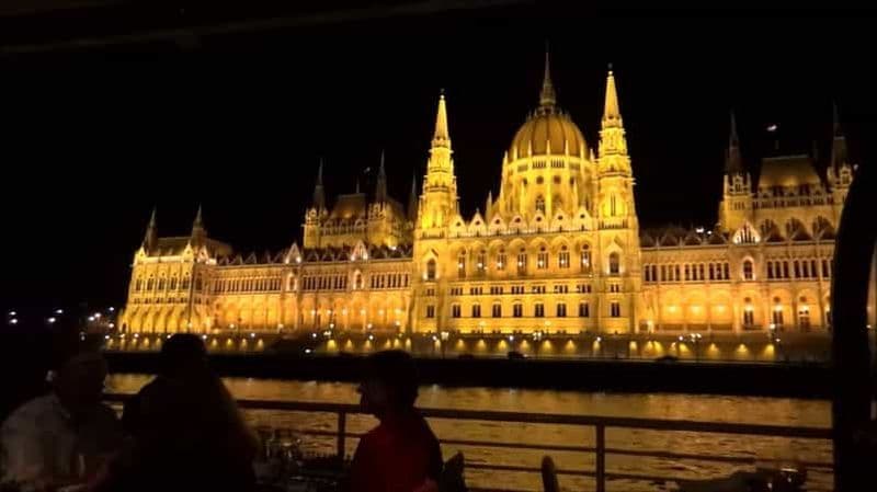 Billet Budapest : Visite nocturne à pied avec croisière fluviale et vin