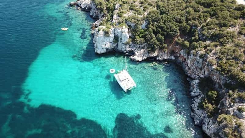Porto Conte : visite d'une demi-journée en catamaran avec apéritif