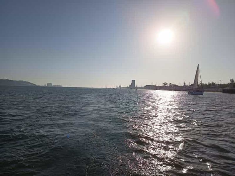 Billet Lisbonne : excursion en voilier au coucher du soleil avec vue sur la tour de Belém