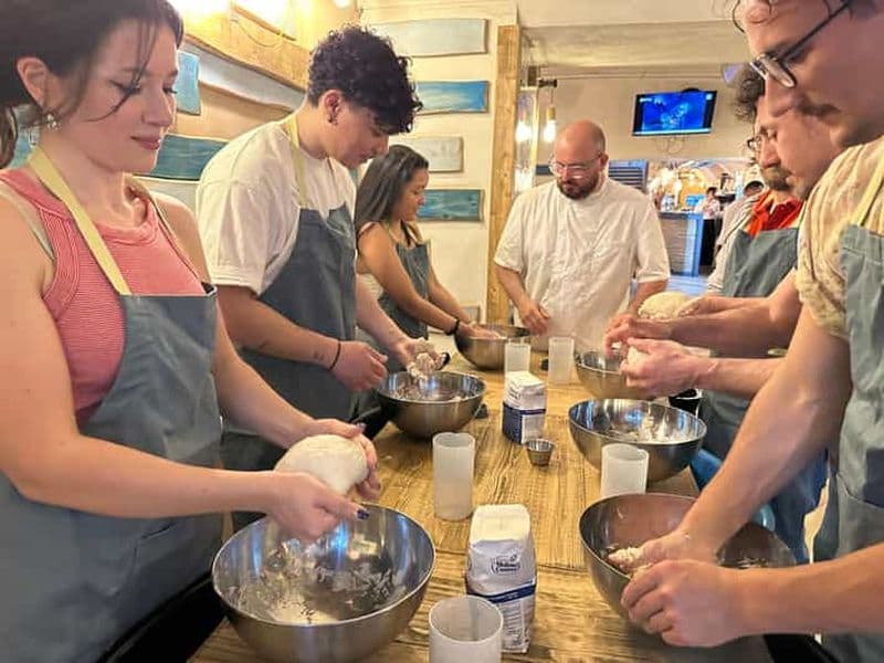 Billet Naples : Cours de fabrication de pizzas avec un pizzaiolo local