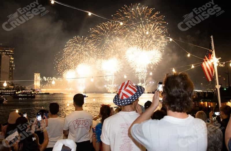 Billet NYC : Croisière familiale avec feu d'artifice pour le 4 juillet, bar ouvert et buffet