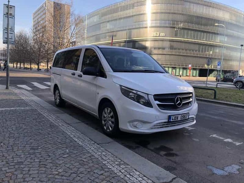 Billet Aéroport de Prague : Transfert privé en minibus vers le centre ville