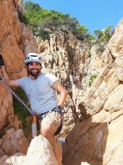 Via ferrata Cala Moli : parcourez les falaises au-dessus de la Méditerranée