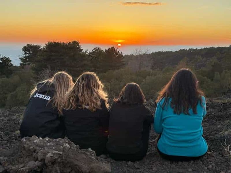Excursion à l'Etna au coucher du soleil : randonnée, grotte et dégustation