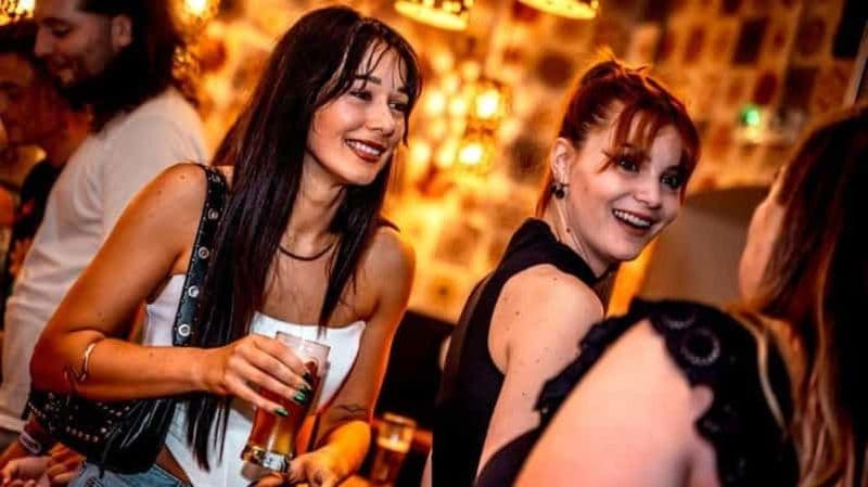 Athènes : Tournée des bars et entrée VIP en boîte de nuit