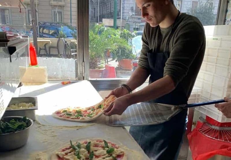 Billet Naples : Cours de fabrication de pizzas dans une pizzeria