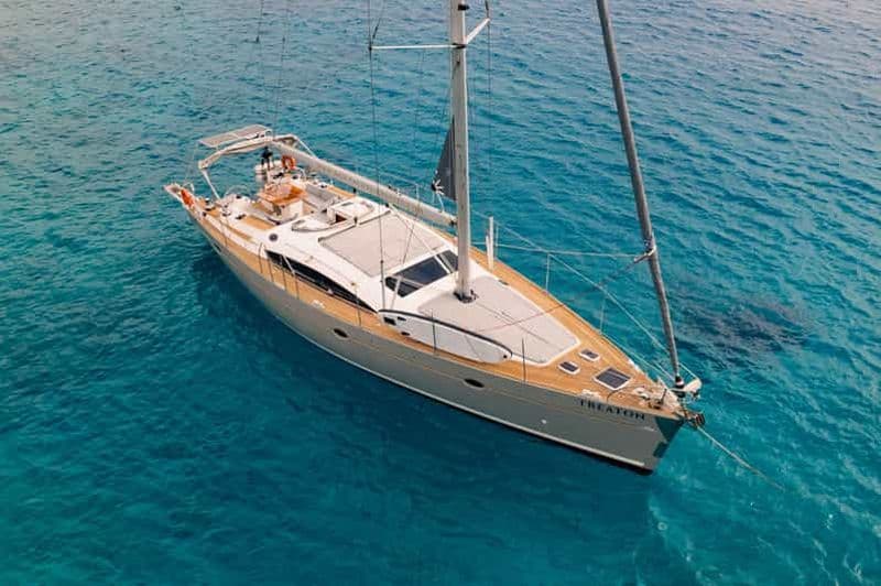 Héraklion : Excursion en voilier de luxe sur l'île de Dia avec repas et boissons