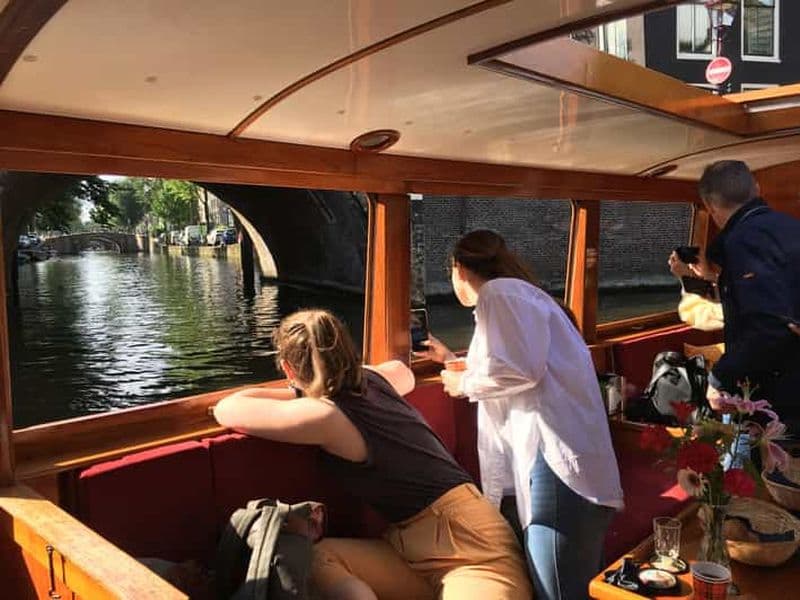 Billet Amsterdam : croisière matinale sur les canaux avec un capitaine enthousiaste